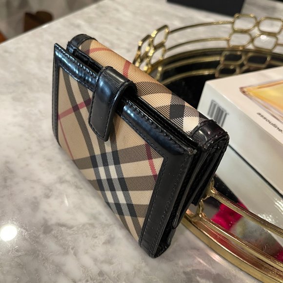 Burberry Vintage Check Wallet
Will be happy you got this nice wallet - Picture 7 of 7